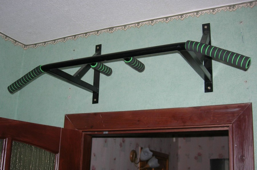 Турник для дома настенный