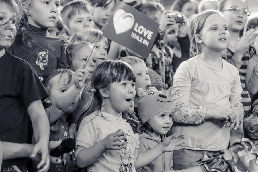 взаимность бесценна. про детскую улыбку. позитивные высказывания. детские эмоции самые искренние и настоящие. дарите людям эмоции.