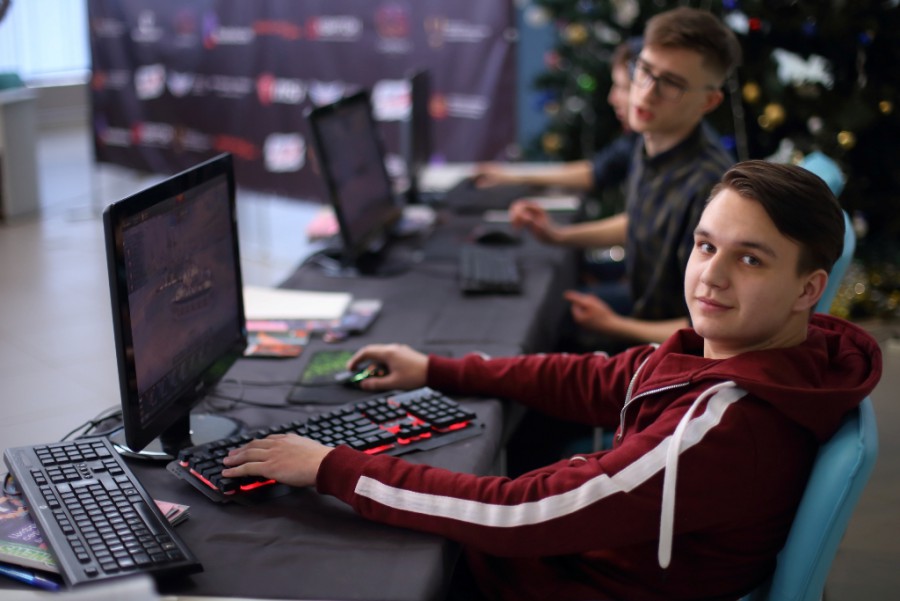Игрок в компьютерные игры. Кибертурнир cs go. Павел косенко киберспортсмен. Тестироващик видео игр. Современные компьютерные игры.