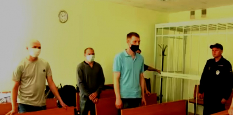 заключенный с телефоном. мошенничество в особо крупном размере. мошенники в курске. задержанный в наручниках. мошенница за решеткой.