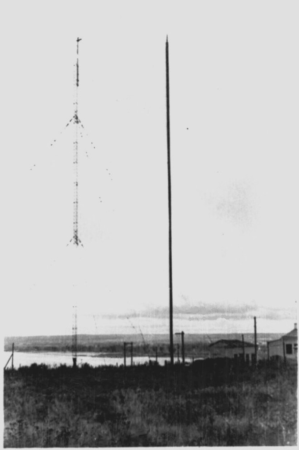 Новая и старая радиомачты. Старая была демонтирована в 1963 году